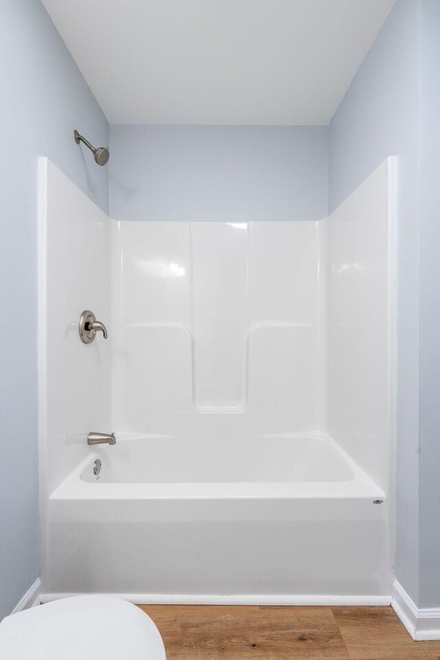 423 Perryville St, Harrodsburg, KY 40330 - full bath featuring wood finished floors and washtub / shower combination
