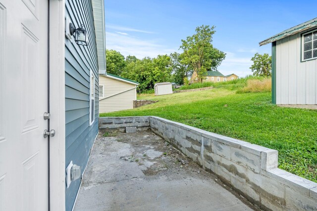 423 Perryville St, Harrodsburg, KY 40330 - view of patio with a storage unit