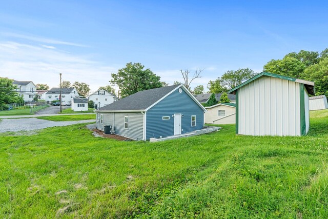 423 Perryville St, Harrodsburg, KY 40330 - view of green lawn featuring a residential view