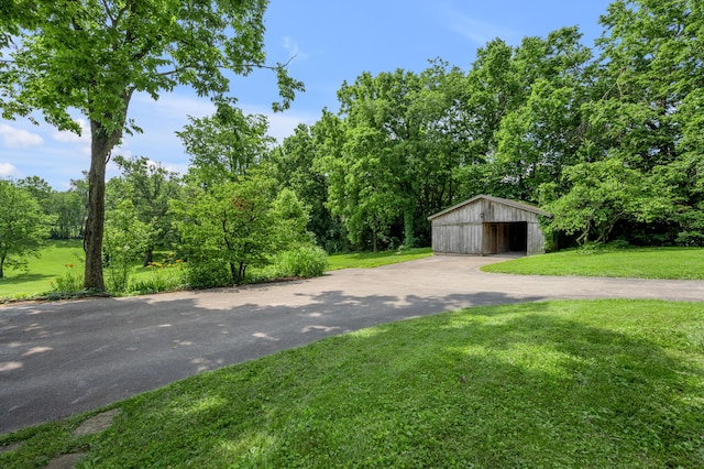 2968 Delong Rd, Lexington, KY 40515 - view of asphalt driveway featuring an outbuilding