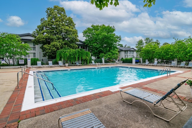 395 Redding Rd Unit 30, Lexington, KY 40517 - community pool with a patio area