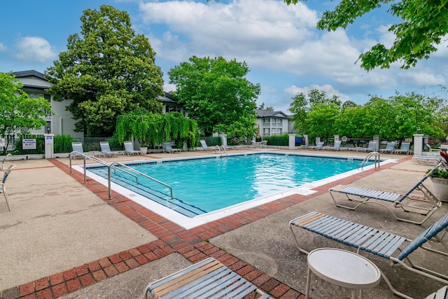 395 Redding Rd Unit 30, Lexington, KY 40517 - community pool with a patio area