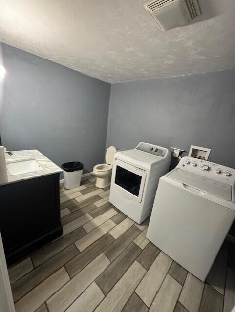 524 Clark St, Danville, KY 40422 - laundry room featuring independent washer and dryer, wood finish floors, and a textured ceiling