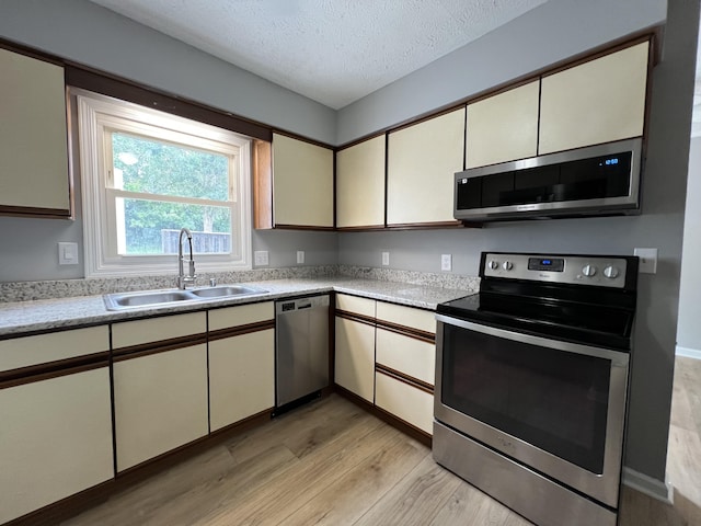 20 Heather Ln, Winchester, KY 40391 - kitchen featuring stainless steel appliances, light wood-type flooring, light countertops, and a textured ceiling