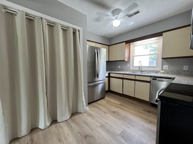 20 Heather Ln, Winchester, KY 40391 - kitchen featuring stainless steel appliances, ceiling fan, light wood-type flooring, a textured ceiling, and light countertops