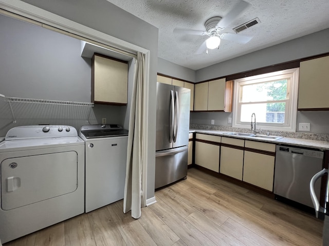 20 Heather Ln, Winchester, KY 40391 - kitchen featuring stainless steel appliances, washing machine and clothes dryer, light wood-style flooring, a ceiling fan, and light countertops