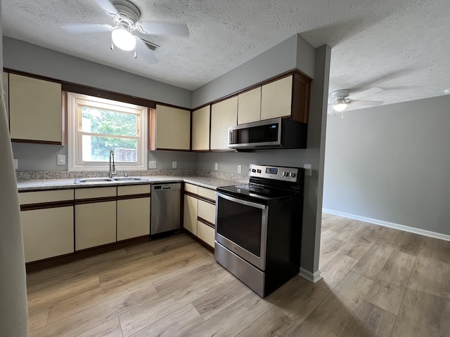 20 Heather Ln, Winchester, KY 40391 - kitchen featuring appliances with stainless steel finishes, ceiling fan, light wood-style floors, light countertops, and a textured ceiling