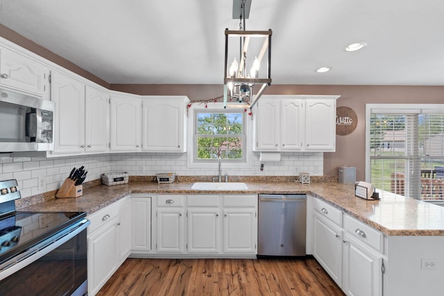 313 Man O War Ct, Lawrenceburg, KY 40342 - kitchen featuring appliances with stainless steel finishes, a peninsula, healthy amount of natural light, tasteful backsplash, and recessed lighting