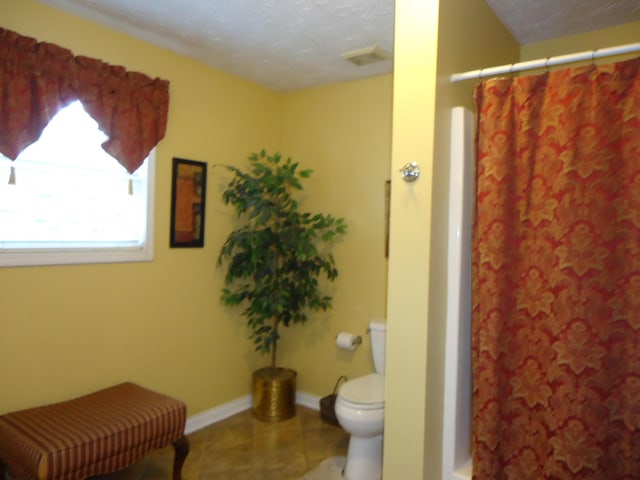 407 Autumn Dr, Lancaster, KY 40444 - bathroom with tile patterned floors, curtained shower, and a textured ceiling