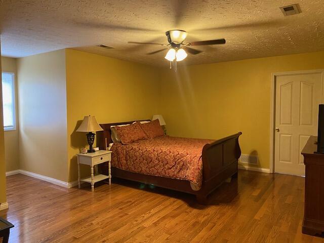 407 Autumn Dr, Lancaster, KY 40444 - bedroom featuring wood finished floors, a textured ceiling, and ceiling fan
