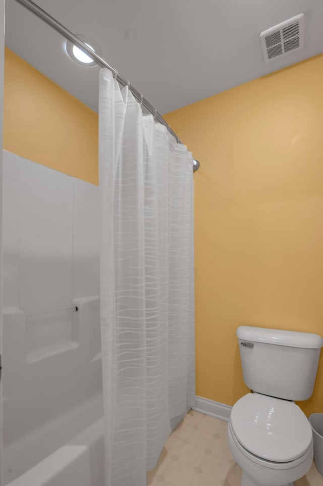 315 The Woods Ln, Winchester, KY 40391 - bathroom with toilet and shower / bath combination with curtain
