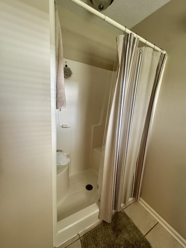 4295 Vince Rd, Nicholasville, KY 40356 - full bathroom featuring curtained shower, tile patterned flooring, and a textured ceiling