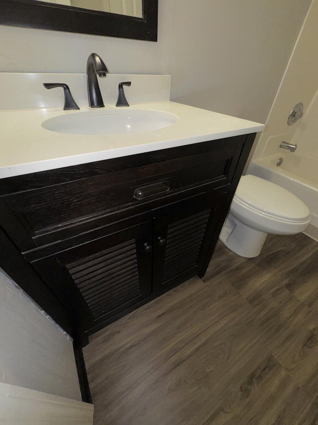 404 Bainbridge Ct Unit E3, Lexington, KY 40509 - full bath with vanity and wood finished floors