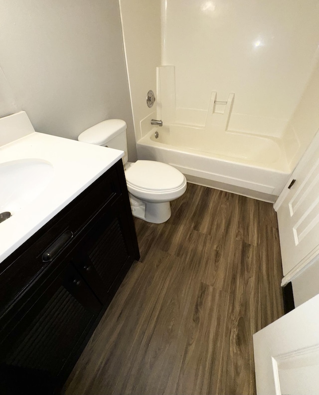 404 Bainbridge Ct Unit E3, Lexington, KY 40509 - full bath featuring wood finished floors, vanity, and bathtub / shower combination