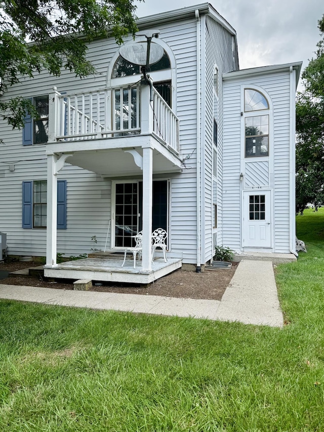 404 Bainbridge Ct Unit E3, Lexington, KY 40509 - back of property featuring a balcony and a lawn