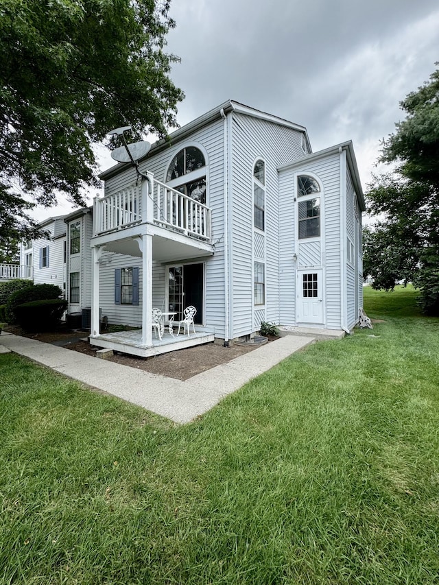 404 Bainbridge Ct Unit E3, Lexington, KY 40509 - back of property featuring a balcony, a yard, and a patio