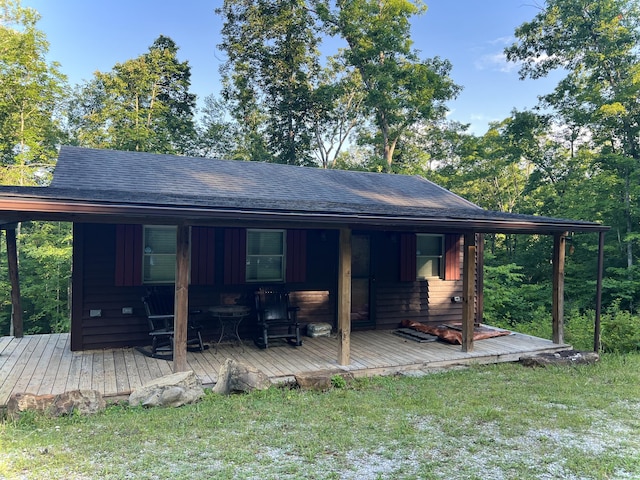 852 Buck Creek Cir, Somerset, KY 42501 - rear view of property featuring a shingled roof, a deck, and a lawn