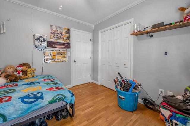 204 Tecumseh Trl, Frankfort, KY 40601 - bedroom featuring wood finished floors, ornamental molding, and a closet