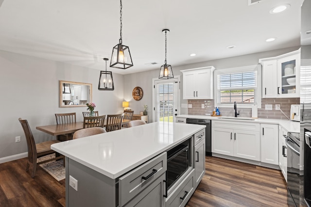 309 Memory Ln, Richmond, KY 40475 - kitchen featuring appliances with stainless steel finishes, backsplash, dark wood finished floors, a center island, and light countertops