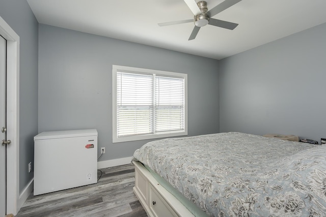 2562 High Bridge Rd, Lancaster, KY 40444 - bedroom with fridge, wood finished floors, and a ceiling fan
