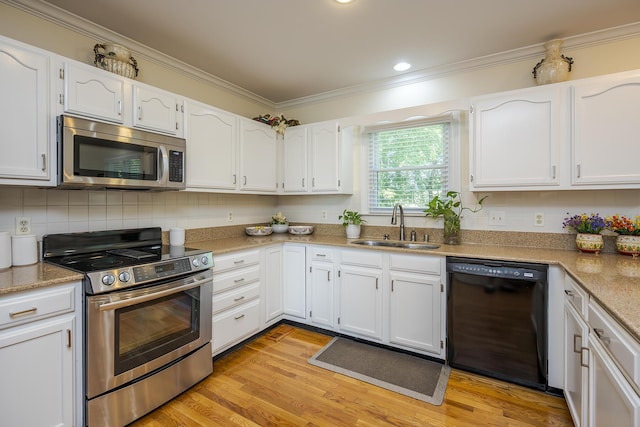 4129 Amberwood Ct, Lexington, KY 40513 - kitchen featuring appliances with stainless steel finishes, crown molding, white cabinets, light wood finished floors, and recessed lighting