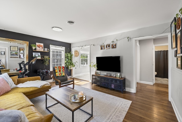 648 Sheridan Dr, Lexington, KY 40503 - living room with wood finished floors and baseboards