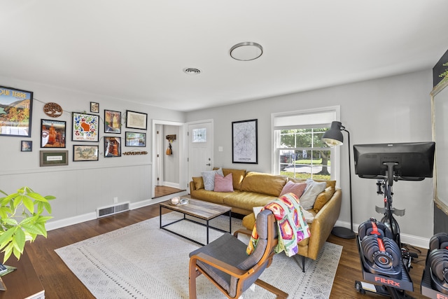 648 Sheridan Dr, Lexington, KY 40503 - living area featuring wood finished floors and baseboards