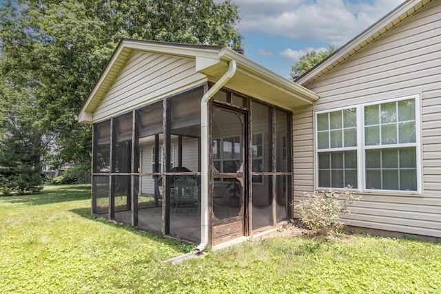 3965 Wyndham Rdg, Lexington, KY 40514 - rear view of house featuring a sunroom and a yard