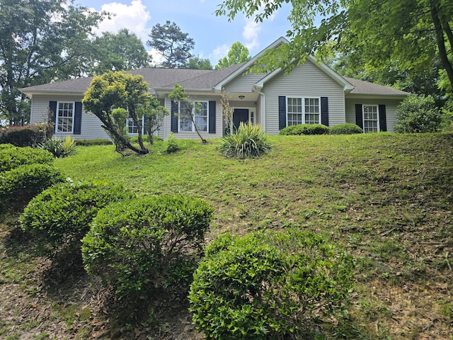 10 Thaxted Ln, Middlesboro, KY 40965 - ranch-style house with a front lawn