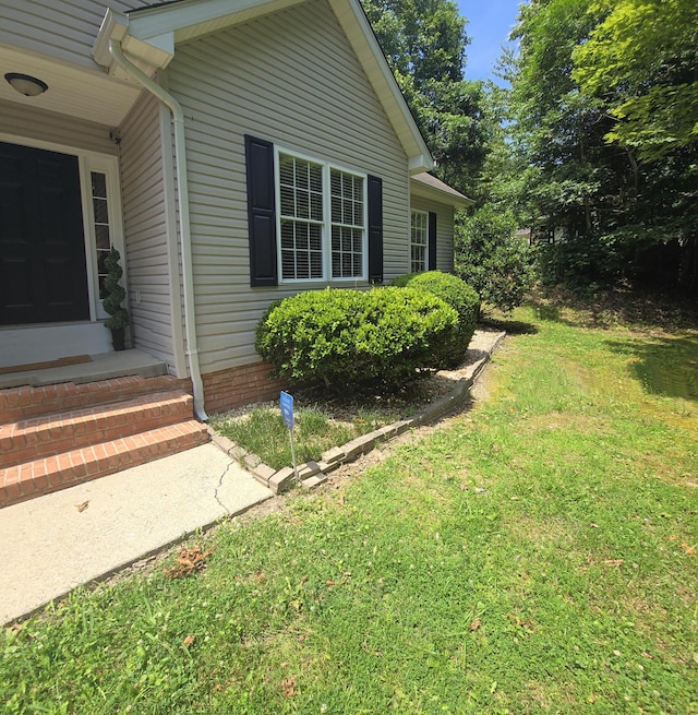 10 Thaxted Ln, Middlesboro, KY 40965 - view of side of home featuring a yard