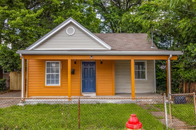223 Race St, Lexington, KY 40508 - bungalow-style house featuring covered porch and a fenced front yard