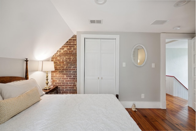 456 N Limestone St, Lexington, KY 40508 - bedroom featuring hardwood / wood-style flooring, a closet, and vaulted ceiling