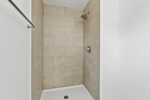 1142 Kiowa Trl, Frankfort, KY 40601 - bathroom featuring a tile shower
