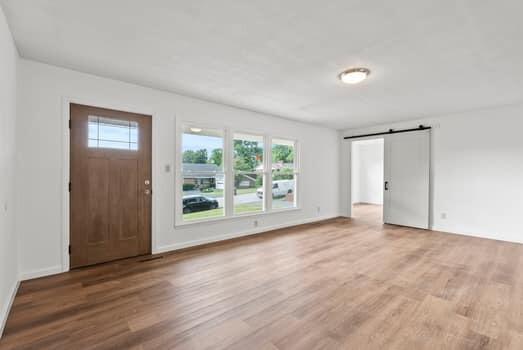 1142 Kiowa Trl, Frankfort, KY 40601 - entrance foyer featuring a barn door and wood finished floors