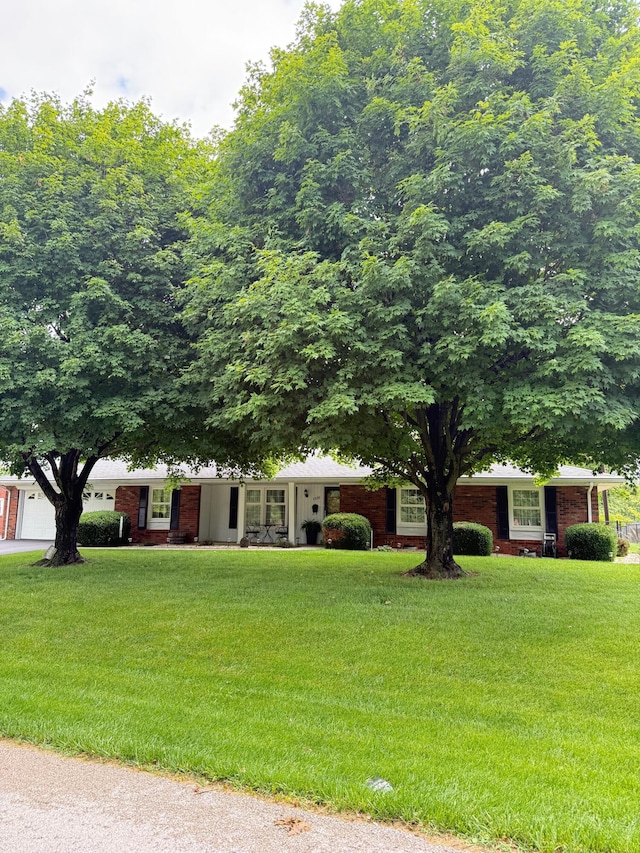 1310 Lago Dr, Frankfort, KY 40601 - ranch-style house with a front lawn and a garage