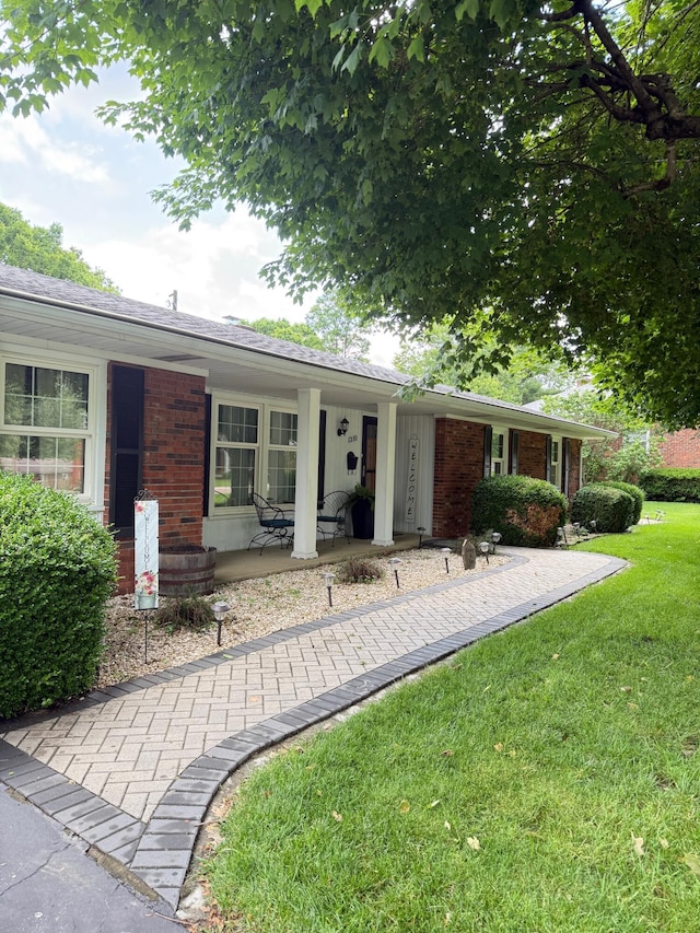1310 Lago Dr, Frankfort, KY 40601 - ranch-style house with a front yard and brick siding