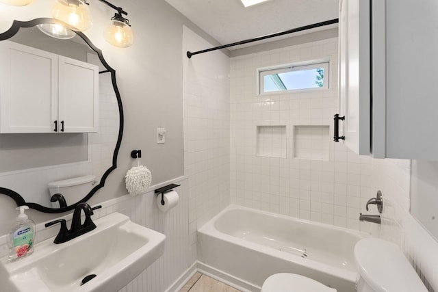 411 E Washington St, Franklin, KY 42134 - full bath featuring shower / washtub combination and a wainscoted wall