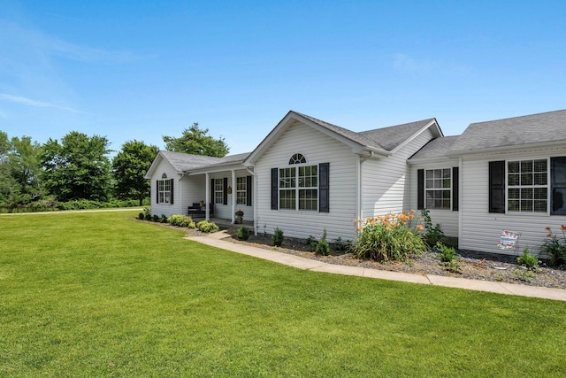 997 Copper Creek Rd, Berea, KY 40403 - single story home featuring a front lawn and a shingled roof