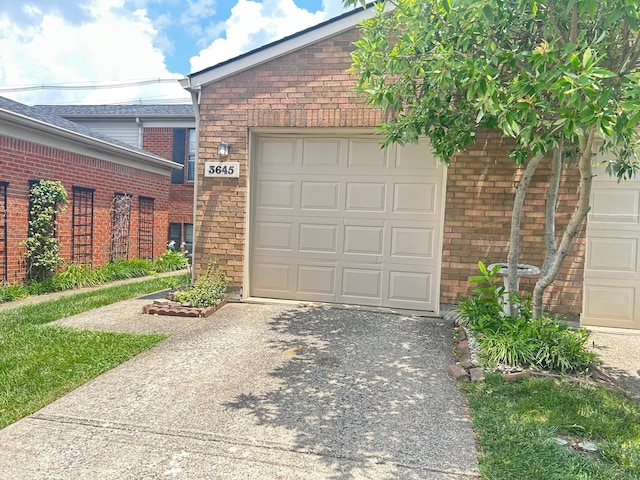 3645 Squire Woods Way, Lexington, KY 40515 - garage featuring concrete driveway