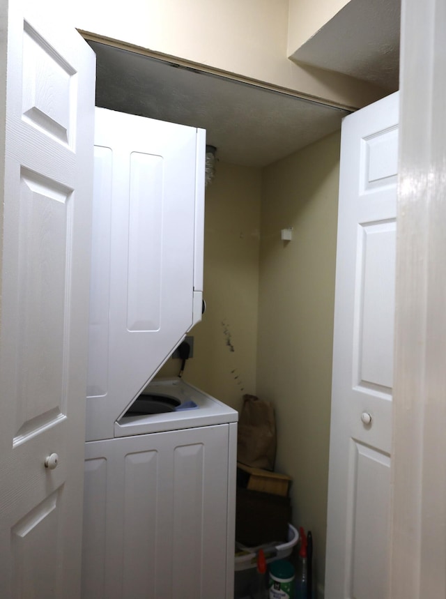 3645 Squire Woods Way, Lexington, KY 40515 - laundry room with stacked washer and clothes dryer