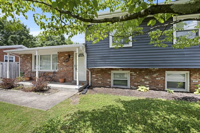 3523 Brookview Dr, Lexington, KY 40517 - tri-level home featuring brick siding and covered porch
