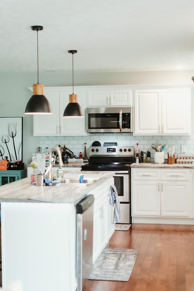 585 Cotton Rd, Corbin, KY 40701 - kitchen featuring stainless steel appliances, tasteful backsplash, and white cabinetry