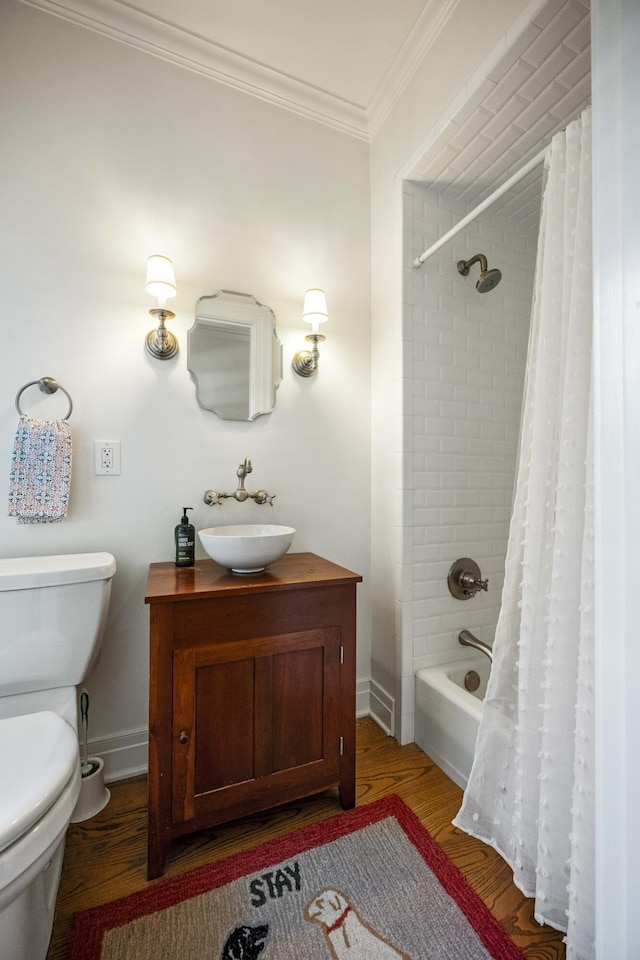 321 S Turner St, Midway, KY 40347 - bathroom featuring wood finished floors, crown molding, vanity, and shower / bath combo