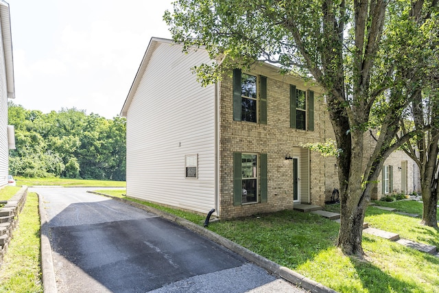 321 Houston Creek Dr, Paris, KY 40361 - view of front of house featuring brick siding, a front yard, and driveway