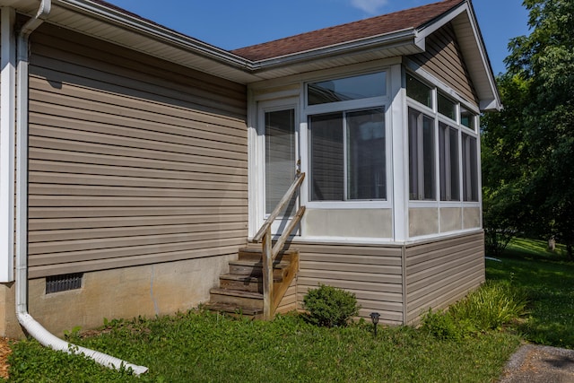 129 Plantation Dr, Lawrenceburg, KY 40342 - view of side of home featuring a sunroom, crawl space, entry steps, and a shingled roof