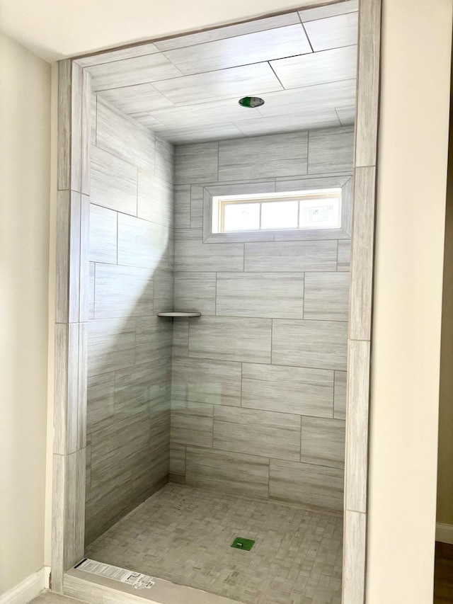 2716 Kearney Creek Ln, Lexington, KY 40511 - bathroom featuring a tile shower and baseboards