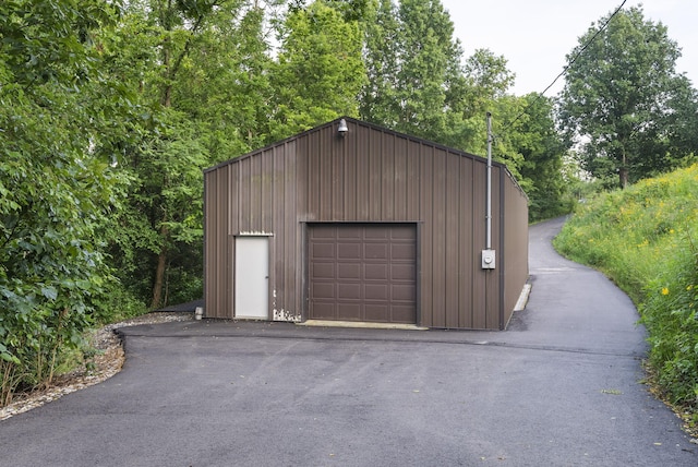 1020 Cornish Ln, Lawrenceburg, KY 40342 - detached garage featuring driveway