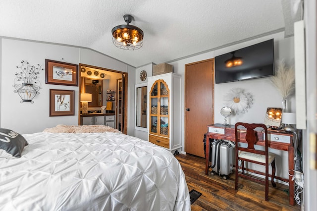 1100 Doublegate Rd, Jeffersonville, KY 40337 - bedroom featuring a textured ceiling and vaulted ceiling