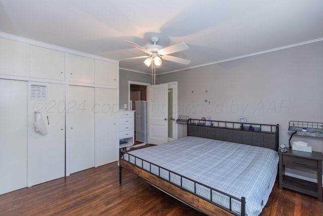 bedroom with dark wood-type flooring, ceiling fan, crown molding, and a closet