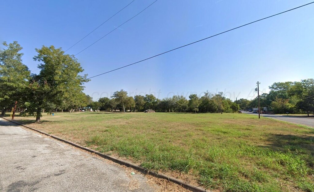 218 De Witt St, Gonzales, TX 78629 - photo 2